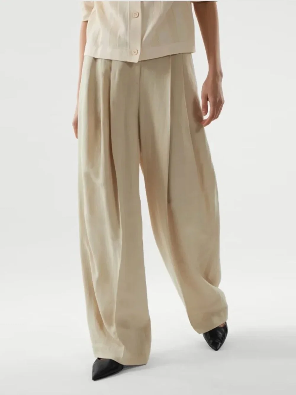 COS Pleated Linen Pants in Beige, size 2 - Picture 1 of 12